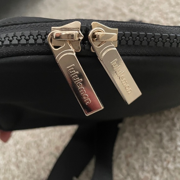 Lululemon Everywhere Belt Bag 2L Black and Gold - Picture 5 of 11